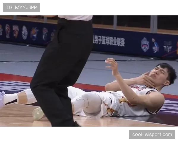 违体犯规是什么规则?详细判罚标准与场景解析 违体犯规是什么规则?详细判罚标准与场景解析